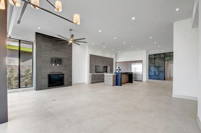 Building Photo - MacDonald Highlands Beauty With Awesome Views