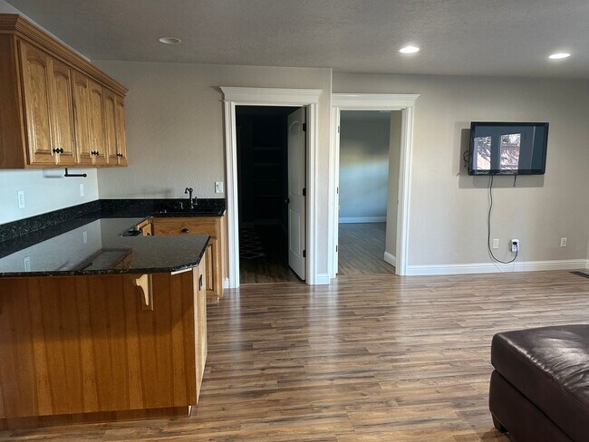 Building Photo - Amazing Price! Amazing Location!