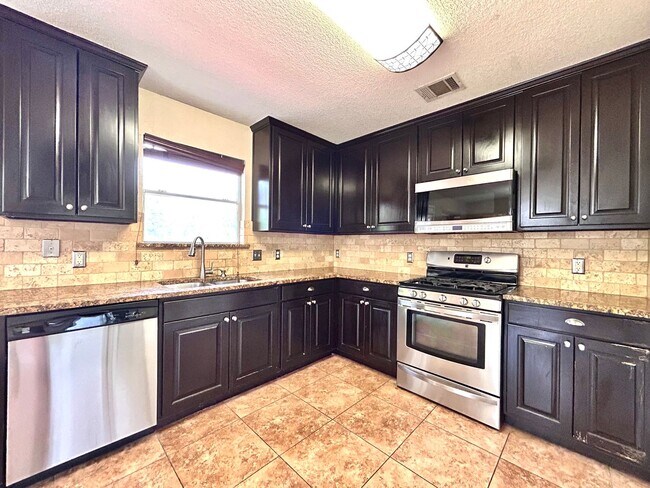 Building Photo - Lovely & Spacious 3/BR 2.5/BA Home in Roun...