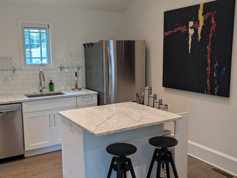 Island and marble counter tops - 830 Myrtle St NE