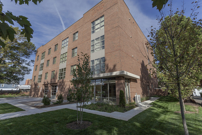 Front - 905 N Jackson St