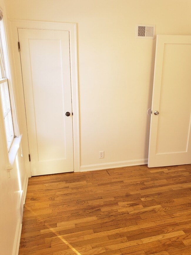 Building Photo - 302 Miles Ave