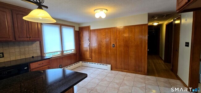 Building Photo - 453 Strickland St