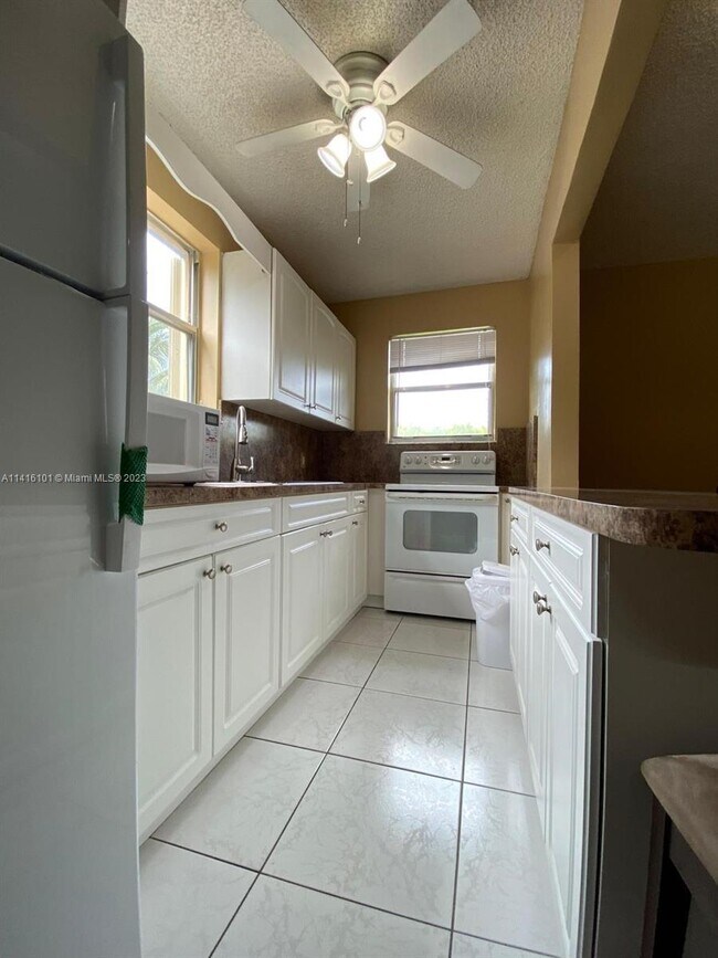 Building Photo - 671 E 59th St