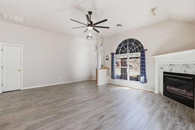 Building Photo - 4900 Cypress Lake Dr