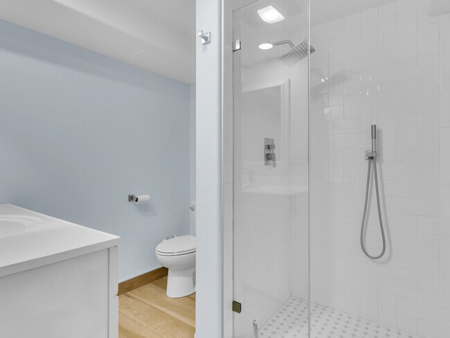 Building Photo - 2112 N Sawyer Ave