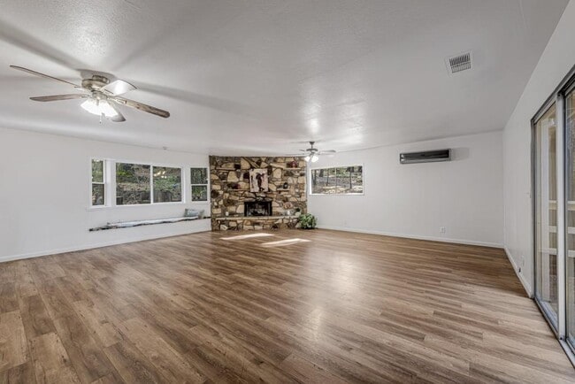 Building Photo - 2900 Shady Ln