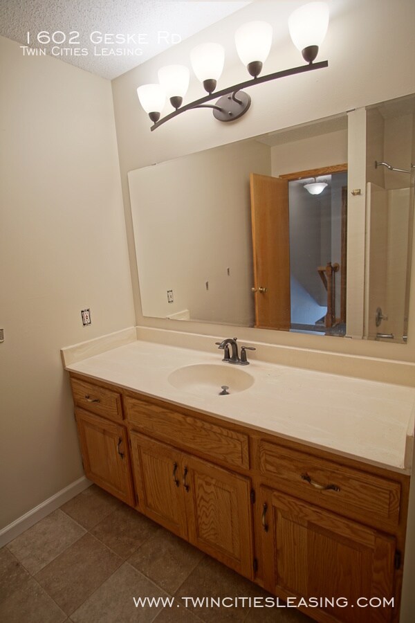 Building Photo - NEW: Carpet and paint throughout!  3 Beds ...