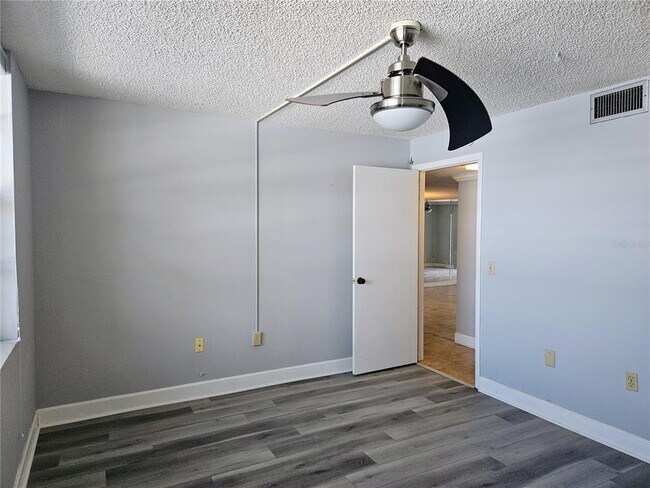 Building Photo - 7600 Sun Island Dr S