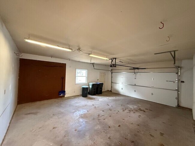 Building Photo - $2,500 | 3 Bedroom, 3 Bathroom House | No Pets | Available for Immediate Move In!