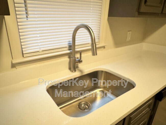 Building Photo - 1715 Scenic Dr