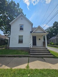 Building Photo - 2 bed 1 bath upper unit