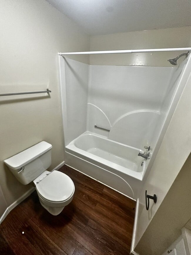 Building Photo - Cozy Charming Country Home