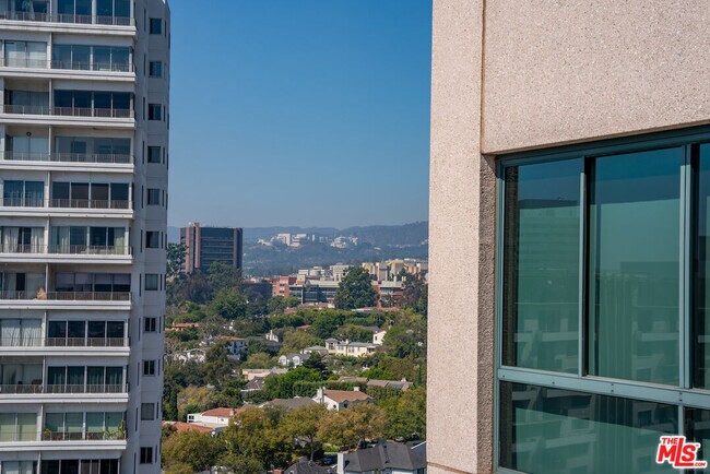 Building Photo - 10490 Wilshire Blvd