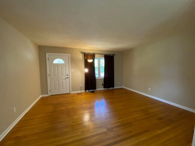 Building Photo - 899 Tamarack Ave