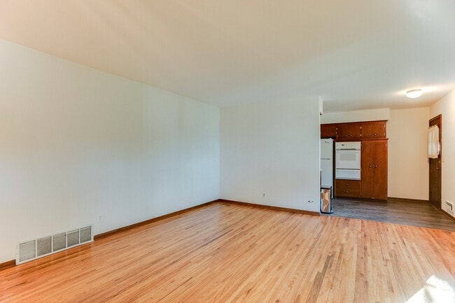 Building Photo - 840 25th Ave SE