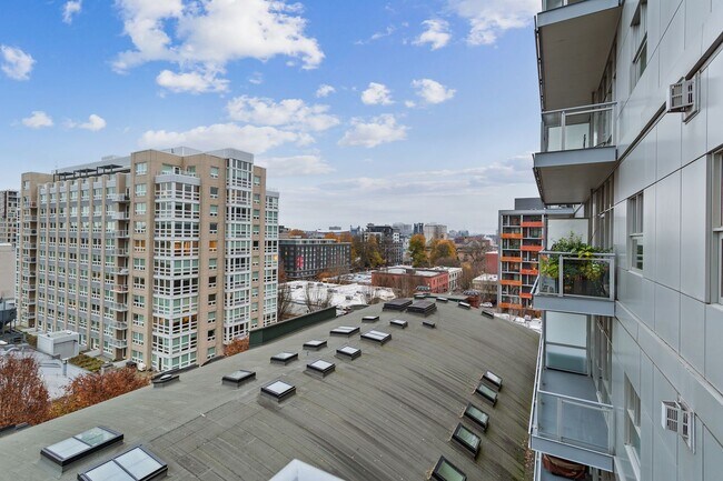 Building Photo - Exquisite 1BD/1.5BTH Condo Unit in the Pea...