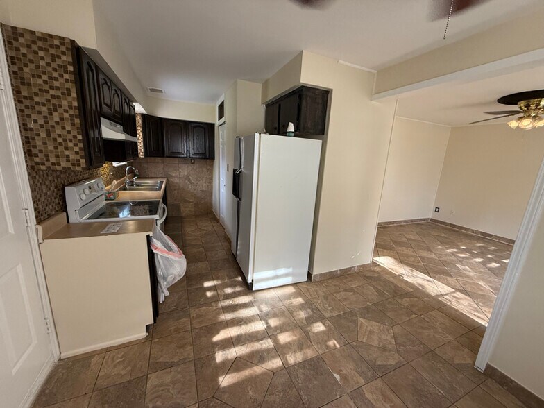 Building Photo - 21122 Annapolis St