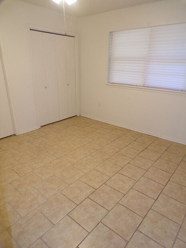 Building Photo - Great home located in Parklane