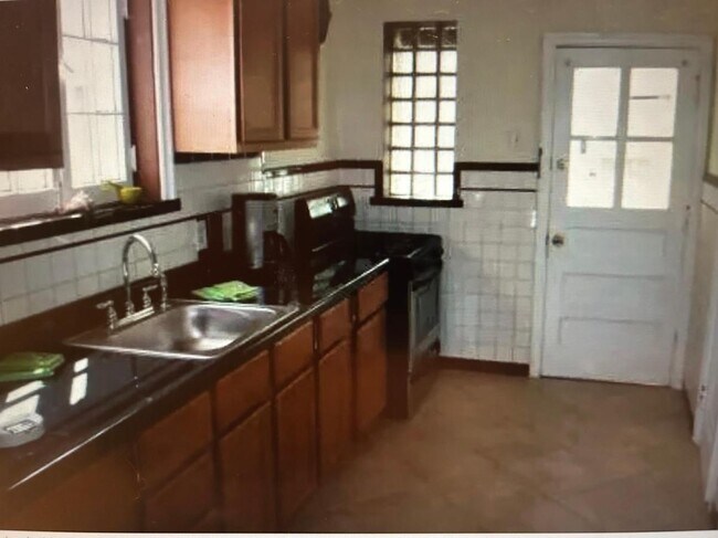 Kitchen - 1161 Ursula Ave