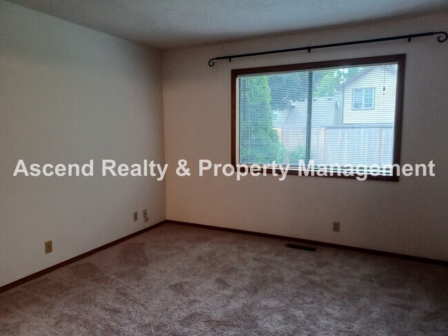 Building Photo - Ready Immediately Summer Lake 3 Bed on Corner Lot, Fenced Yard, Primary Bed on Main Level 1 Small...