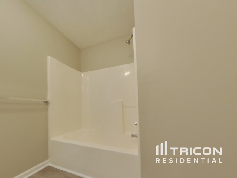 Building Photo - 381 River Trace Dr