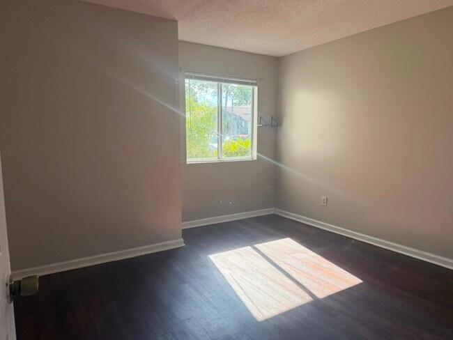 Building Photo - 910 Brett Dr