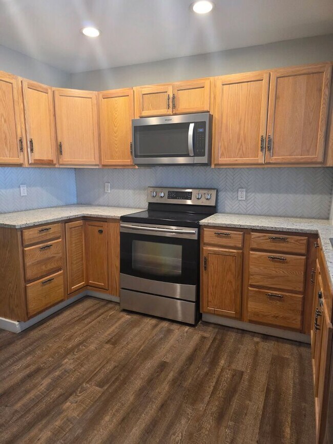 Building Photo - Step into this updated 4-bedroom, 2-bath home ideally situated in the heart of Sand Springs.