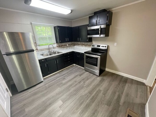 Building Photo - Lovely 3-Bedroom Home in a Great Location ...