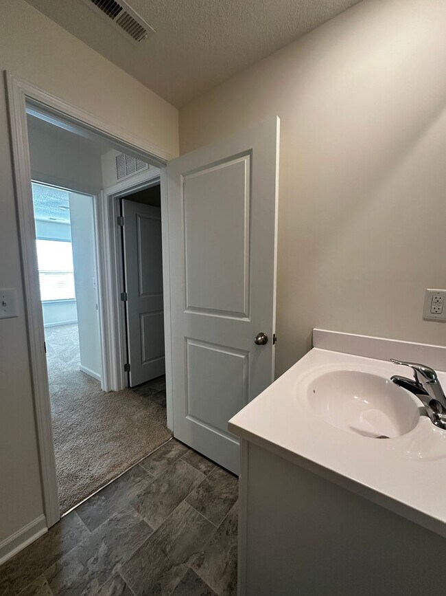 Building Photo - E. Morristown - 3 bed/2.5 bath home with garage