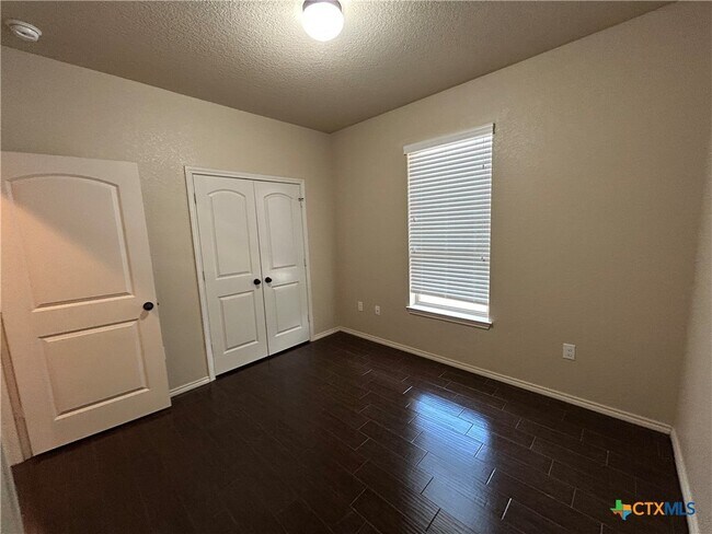 Building Photo - 692 Creekside Cir