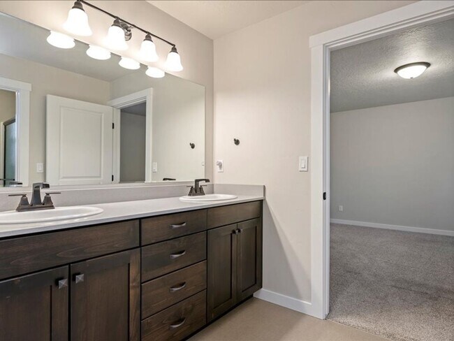 Building Photo - Free September Rent!  Beautiful Newer 4 Bed, 3 Bath located in the heart of Meridian - available ...