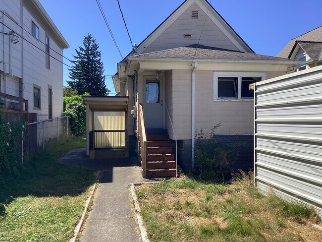 Building Photo - Charming 2BR Home with Spacious Yard, Detached Garage & Garden Oasis