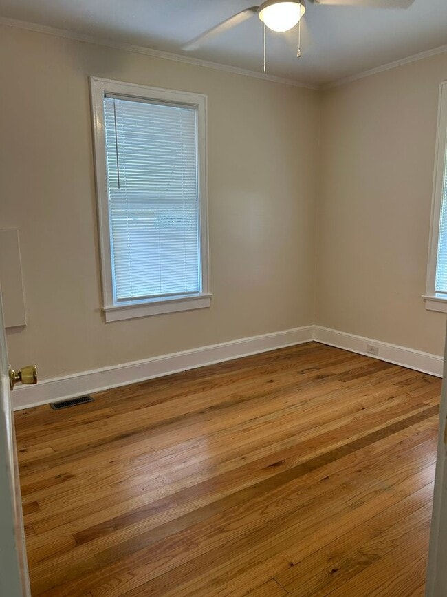 Building Photo - 2 Bedroom House off of Rosewood Available Now