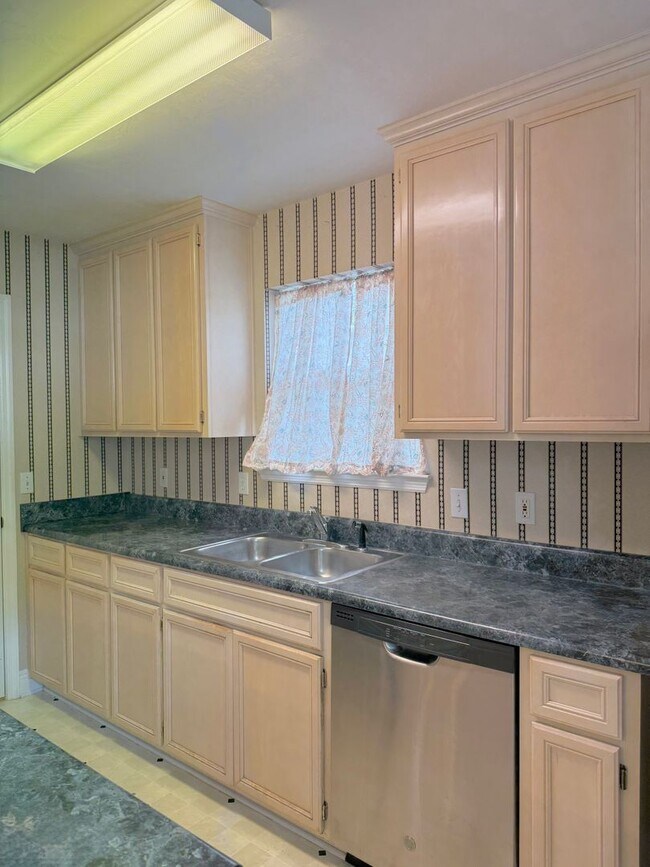 Building Photo - Charming 3BR Home in a Prime Tallahassee Location!!