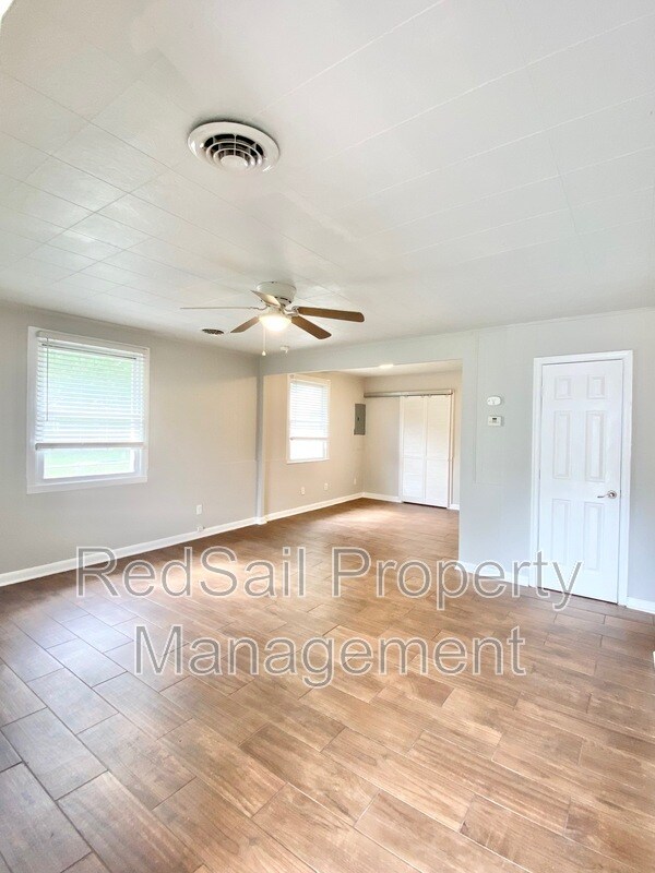 Building Photo - 323 Roane Dr