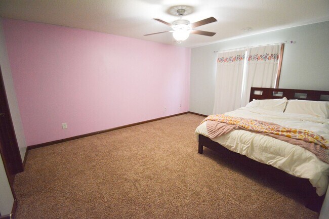 Building Photo - 5 Bed, 3 Bath Home for Rent – Utilities In...