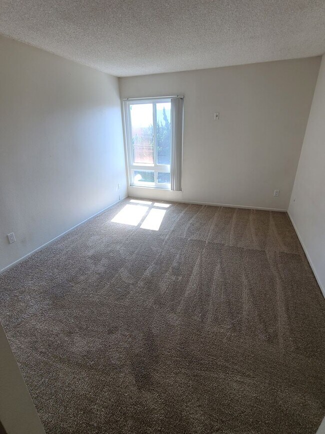 Building Photo - Beautiful 2BD/1BA – Natural Light - Mission Trails/San Carlos Area - Comfortable and Quiet