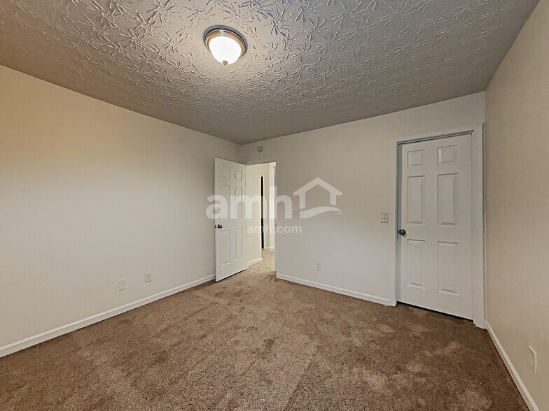 Building Photo - 330 Meadows Ln