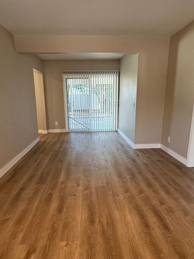 Building Photo - Fully Renovated 2 Bed 1 Bath Home