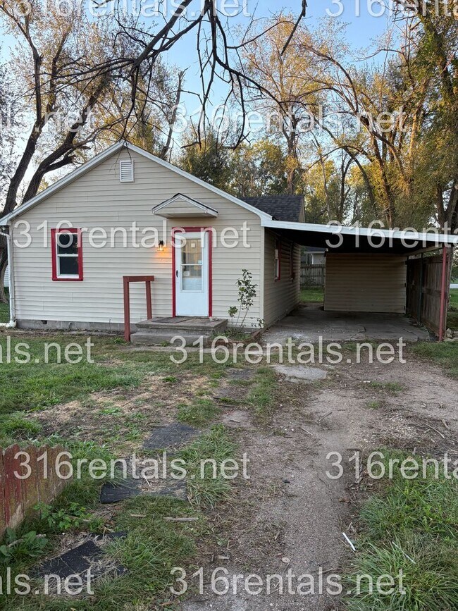Primary Photo - $850 - 2 bed 1 bath - single family home
