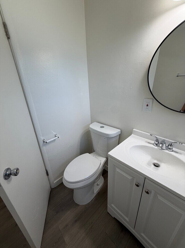 Building Photo - 6932 Woodley Ave