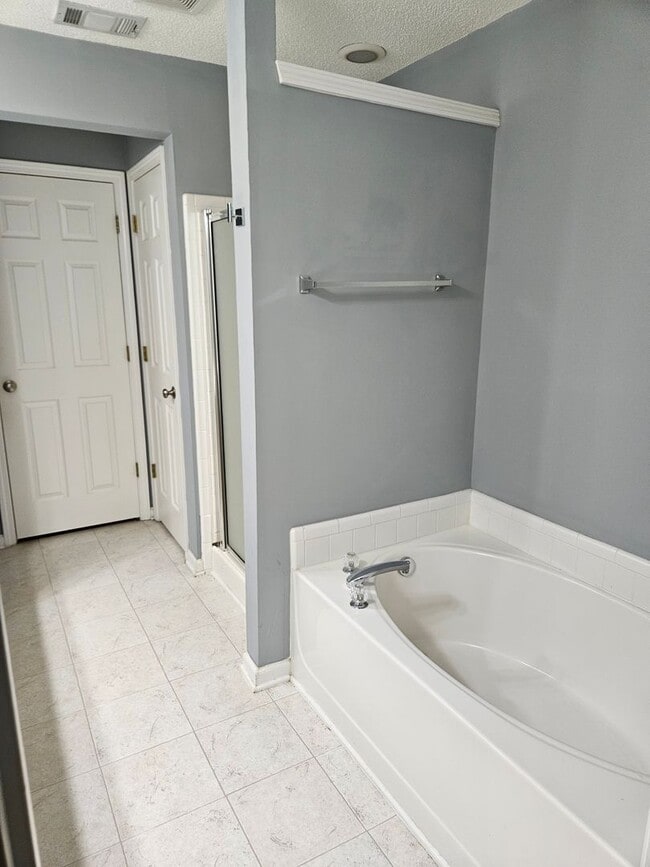 Building Photo - Rare 3 bed 2.5 bath Townhome home located ...
