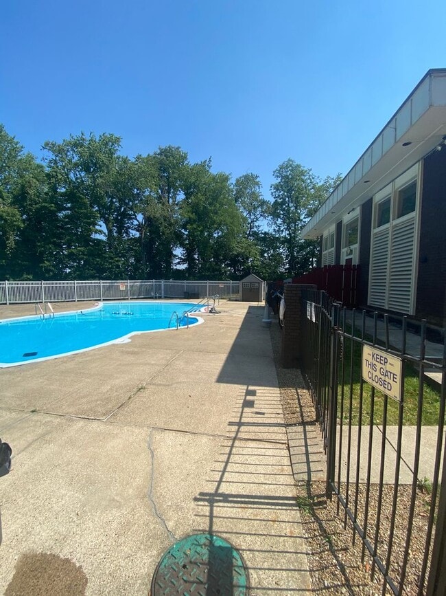 Building Photo - Moon Township - 2 Bedroom, 1.5 Bath Townho...