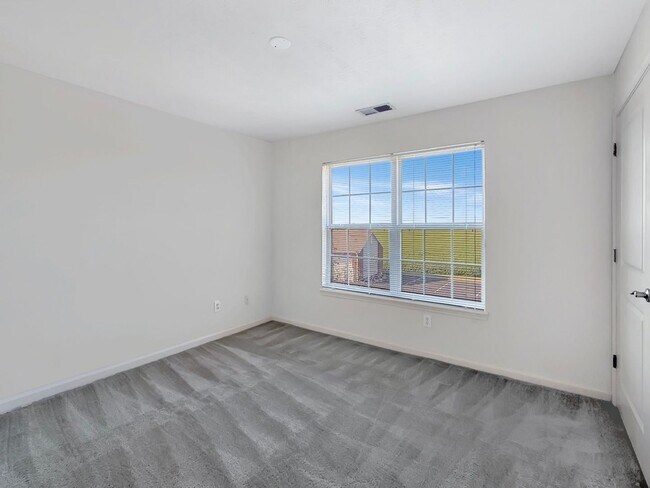 Building Photo - Luxurious Lakeside Living: Spacious 2-Bedr...