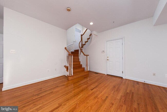 Building Photo - 1308 McLean Crest Ct