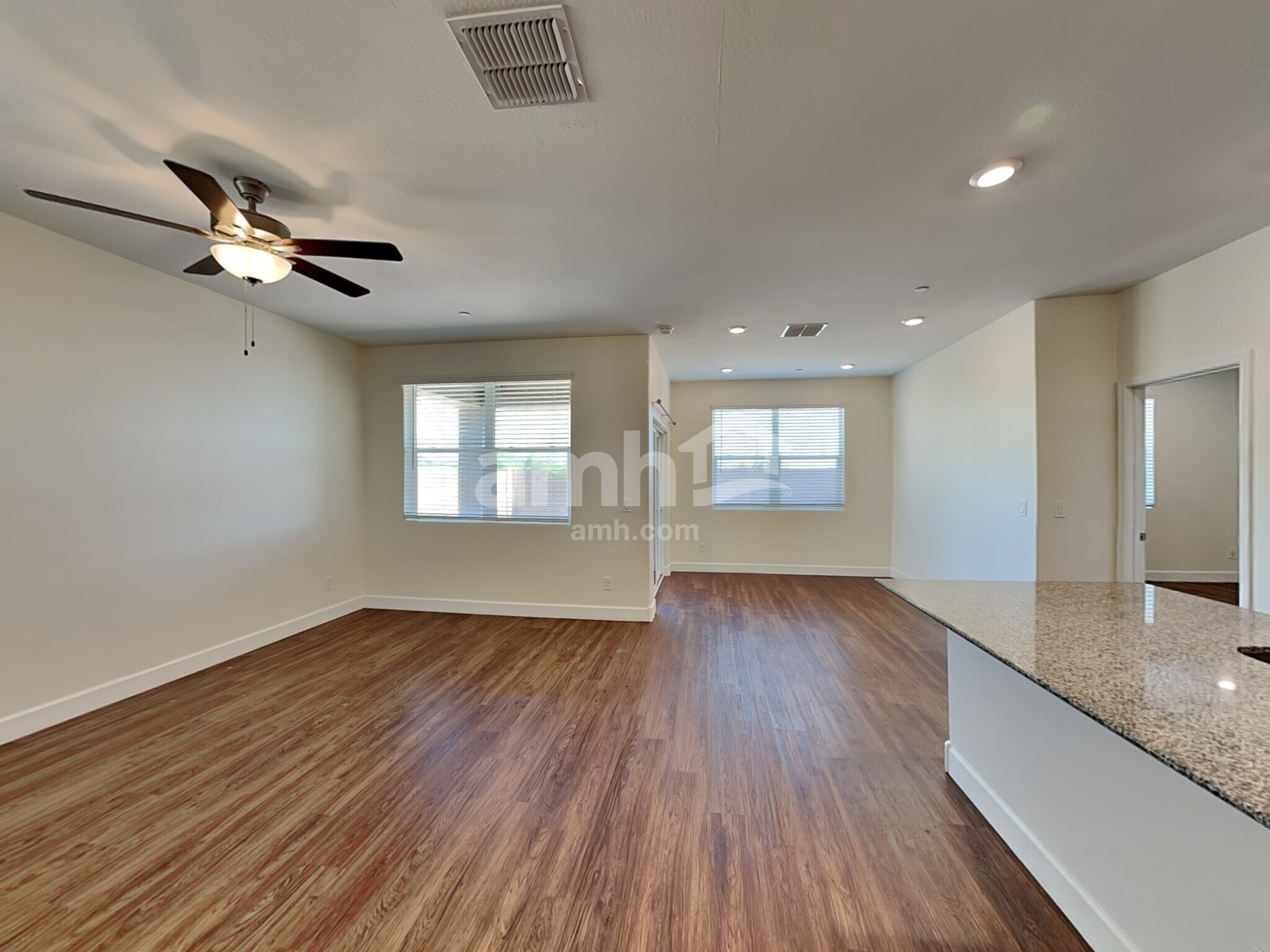 Building Photo - 5913 W Columbine Dr