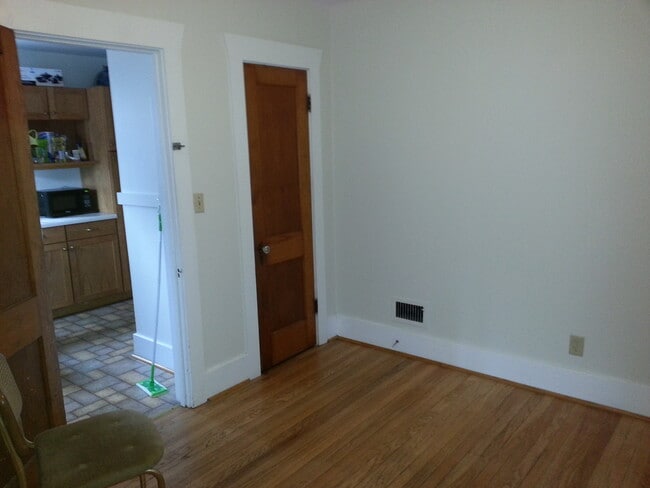 Building Photo - Move-In Special - 1/2 off your first month's rent!!!  DOWNTOWN 4 BEDROOM DUPLEX!!!  4 bedroom dup...