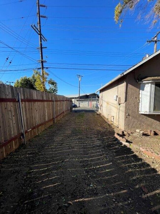 Building Photo - Unique 1 Bedroom House with Private yard