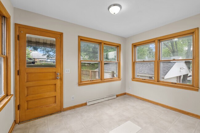 Building Photo - 2024 Southmoor Dr